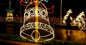 板橋、新莊最新打卡點！新月橋「河濱耶誕燈節」再攻最美散步景點，串聯「新莊桃花燈隧道、新北歡樂耶誕城」打造最強耶誕燈節。