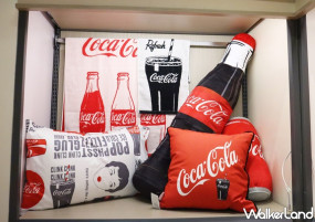 可樂迷的夢幻可樂房間！HOLA聯手「可口可樂」推出超過21款居家小物，限定版「曲線瓶可樂抱枕」讓可樂迷連睡覺都要抱可樂。