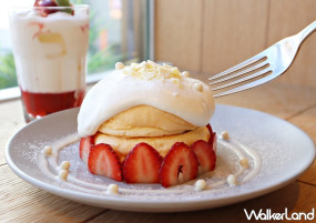 IG草莓甜點要有這顆！Flipper's超夢幻「法芙娜巧克力草莓」奇蹟的舒芙蕾鬆餅，新鮮台灣草莓、香草白巧克力挑戰草莓季最華麗甜點排行榜。