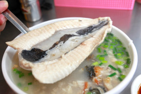 台南人的小確幸「鹹粥」跟風開吃！下班繞路也要吃的「7間台南鹹粥」清單公開，從早餐到宵夜都能享受台南人的小確幸。