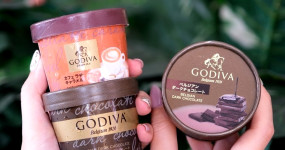 巧克力控終於等到！GODIVA「黑巧克力草莓冰淇淋」領軍買一送一來了，連續4天「不限量買一送一」巧克力控搶囤貨。