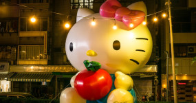 萬華人搶先打卡！台北燈節隱藏版「Hello Kitty樂園」免費拍到手機沒電， 「5米高Kitty花燈、布丁狗餐車」讓鐵粉尖叫搶拍。