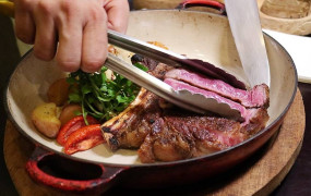 頂級牛排老饕久等了！台北喜來登安東廳推出「安東風華 牛排盛宴」，要用頂級牛排料理技術感動每一位老饕。
