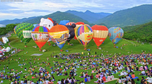 2022臺灣國際熱氣球嘉年華盛大開幕 20顆熱氣球翱翔臺東天際