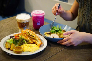 台北咖啡廳 『奎克咖啡』全新年度菜單 厚厚鮭魚能量碗 滿滿牛肉熱壓吐司 是幸福的滋味！ - Cutier吃飯中