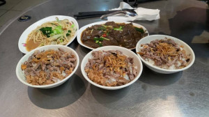 【新竹美食】原味鴨肉飯，人氣鴨肉飯、炒鴨血 | 新竹東區傳統美食
