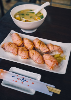 迪化街永樂市場「丸隆生魚行」握壽司+味增湯 一套帶走！