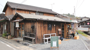 日本【直島】Mikazukishoten 小島上的轉角咖啡廳，咖啡好喝！