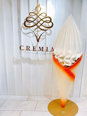【台中 甜點】CREMIA北海道冰淇淋之神-台中新光三越中港店，終於吃到傳說中很厲害的雙杯滿足~好滿足