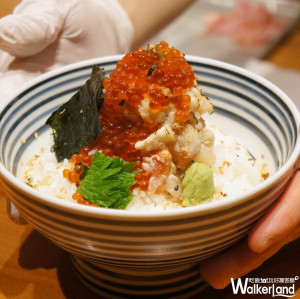 海鮮丼真的「買一送一」！日本橋海鮮丼「つじ半」推出全新炙燒海鮮丼「焱」，再加碼情人節限定買一送一優惠。