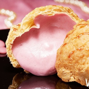 甜點控先吃再說！拉提莎推出全新「紅寶石巧克力」手工泡芙，再加碼夏季限定「北海道生乳霜淇淋泡芙」讓甜點控瘋了。