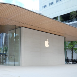 蘋果鐵粉狂歡！獨棟玻璃屋「Apple信義A13」搶攻信義區最潮打卡新地標，5大必拍Apple打卡牆絕對不能錯過。