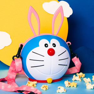 哆啦A夢的耳朵回來了！威秀影城獨家推出「哆啦A夢月兔爆米花桶」，超萌粉紅兔耳朵一秒讓粉絲尖叫。