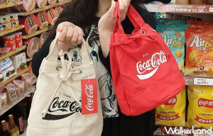 可樂迷手刀開搶！OK超商獨家限定「可口可樂水桶包」加價購活動開跑，再加碼「可口可樂懶人沙發」讓可樂迷想收藏。