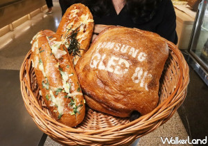 麵包控真的沒吃過！吳寶春X SAMSUNG量子電視聯名推出「三星蔥起司麵包」，再加碼預購限定「香酥泡菜麵包雞」把整隻雞包進麵包裡。