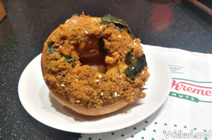 肉鬆甜甜圈免費請你吃！Krispy Kreme聯手新東陽推出「海苔肉鬆甜甜圈」，鹹甜口味加碼「買一送一」讓肉鬆控手刀搶吃。