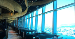 ​​​​​​​直上85樓吃片皮烤鵝！台北101新開店「捌伍添第」挑戰最美粵式景觀餐廳，內用無低消、180元就能吃到經典粵菜。
