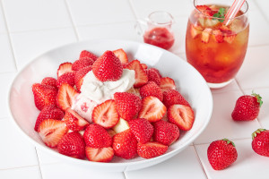 爽吃爆量草莓！「FLIPPER’S究極爆量草莓」舒芙蕾日本瘋狂登場，再加碼「草莓哈根達斯」當配料，滿到完全看不到底部舒芙蕾。