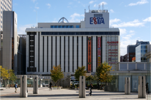 日本回憶又少一個！JR札幌車站必逛商場「ESTA百貨」確定2023年停業，「北海道最大UNIQLO、札幌拉麵共和國」關閉引起民眾不捨。