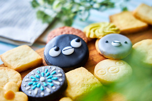 超萌Suica企鵝餅乾吃起來！日本「Suica企鵝鐵盒餅乾」盛夏登場，購買再送夏日煙火束口袋，Suica鐵粉此生必收藏。