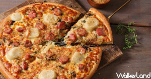 超台味披薩開吃！拿坡里X新東陽「大腸包小腸披薩」強勢開買，隱藏版優惠「雙重起司買一送一、小披薩100元」披薩控一定要先筆記。