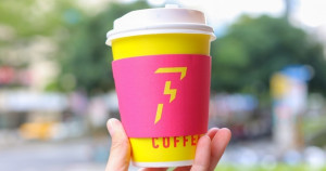 咖啡買一送一、加1元多1杯！閃電咖啡連續14天「買一送一」咖啡控狂喝，超人氣「黑金拿鐵」黑糖桂圓咖啡強勢回歸。