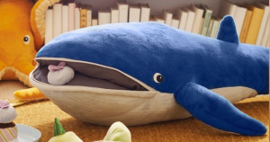IKEA鯊鯊地位不保！嘴巴可以打開「IKEA巨萌藍鯨、虎鯨」海洋娃娃新品抱回家睡，「海洋生物5件349元」迷你款先收一套再說。