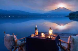 來跟富士山乾一杯！「虹夕諾雅 富士」推出全新超浪漫「湖上絕景品酒」活動，拍爆絕景「鑽石富士」、再喝當地「氣泡葡萄酒」，度假就衝富士山。