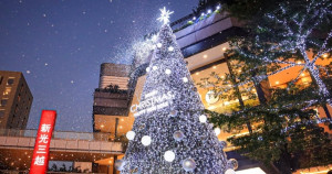 信義區聖誕樹搶先拍！新光三越「2022耶誕星願派對」聖誕樹11/17正式點燈，超美「飄雪聖誕樹、燈球空橋」3大打卡點洗版IG。