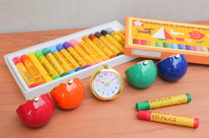 文具控萌到會尖叫！日本「櫻花牌粉蠟筆時鐘」超可愛登場，「指針、分針」都是蠟筆造型，11種以上顏色直接包套全都收。