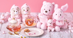 來和維尼賞櫻喝下午茶！日本櫻花系列「小熊維尼、奇奇蒂蒂」超萌登場，鐵粉必買「粉嫩絨毛玩偶、維尼賞櫻茶具組」，限量上市錯過會後悔。