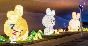 IG要拍彩色森林！2023中台灣元宵燈會「幸福台中」7大燈區打卡攻略，巨大化「紅蘿蔔等」、超魔性「阿達兔」打卡熱點先筆記。