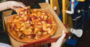 要搶比薩199元優惠！必勝客「大比薩199元」快閃9天、8款比薩吃起來，超人氣「夏威夷比薩、燻雞絲蘑菇」辦公室約吃。