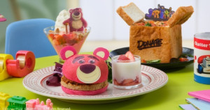 玩具總動員粉絲失心瘋！日本「玩具總動員咖啡廳」限定登場，鐵粉必吃「熊抱哥草莓漢堡」、再搶療癒滿點「三眼怪抱枕」。