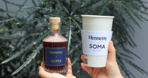 大人系奶茶開喝！SOMA推出「軒尼詩特調」微醺奶茶喝起來，期間限定「SOMA氣泡調酒、迷你瑪德蓮」衝中山站下午茶。