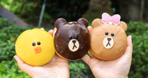 熊大甜甜圈超萌！Mister Donut「巧克力熊大甜甜圈」3款角色同步開賣，再加碼「熊大保冷袋」甜甜圈加價購買起來。