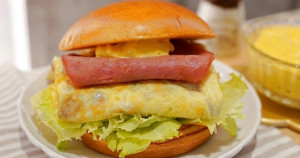 摩斯9大新品攻略！摩斯漢堡新品「辣味和風雞腿塊」強勢開賣，早餐限定「法式蕈菇蛋布里歐堡」鐵粉一早衝摩斯報到。