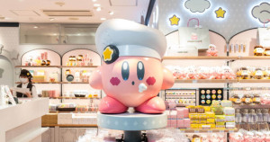 搶拍超萌廚師卡比！日本「星之卡比甜點店」全新開幕，神還原「卡比車車蛋糕、傳送星麵包」，20款以上「卡比原創周邊」都要收。