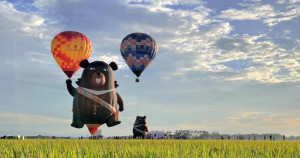 宜蘭熱氣球拍美照！周末衝宜蘭「2023冬山熱氣球嘉年華」免費體驗登場，車站市集、熱氣球光雕秀、彩稻田一定要朝聖。