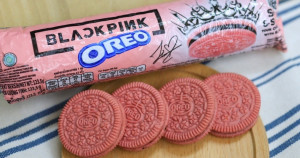 台灣就有BP Oreo！聯名版「Blackpink 黑巧夾心粉紅三明治餅乾」家樂福限量開賣，鐵粉敲碗「Blackpink小卡OREO」確定即將開賣。