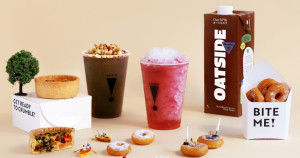 迷你小米甜甜圈欠拍！爆夯驚嘆號咖啡「CAFE!N」最新聯名杯、新品曝光，歐美流行「OATSIDE可可+藍莓+白花椰菜冰沙」營養滿分。