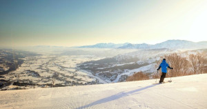 日本滑雪不是只能去北海道，想要體驗道地日本風情就去新潟，石打丸山滑雪場2023～24滑雪季票販售開始，最高可省下2萬日幣，想滑雪開始準備吧！