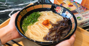 誰說蔬食者不能吃一蘭！日本爆夯蔬食版「一蘭拉麵 博多細麵」台灣開賣，百分之百還原「豚骨風味」讓人傻傻分不清。
