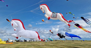 來去北海岸風箏節放空！睽違三年「2023新北市北海岸國際風箏節」強勢回歸，超過100組巨型風箏齊飛、快遛小孩放電。