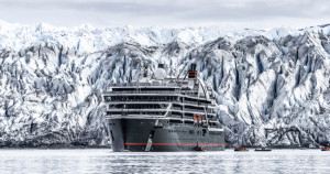 雄獅前進南極！頂奢旅遊「璽寶郵輪追夢號」76萬追夢之旅啟航，隨行攝影師幫拍美照。