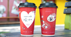 告白成功靠這杯！cama café、日系美妝INTEGRATE跨界聯名現折10元，新品「招桃花脫單莓果茶」手寫戀愛杯加持。