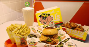 日式美系漢堡！niko and … 攜手Big Al's Burgers推出「柚子味噌美乃滋餐肉蛋漢堡」聯名套餐組合，期間限定藝術牆、玻璃窗貼一定要拍。