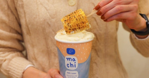 麥吉新品烤玉米手搖杯！麥吉冬季推出「玉米濃湯奶茶」限量開賣，烤黑糖奶蓋、三重巧克力可可亞飲料控喝起來。