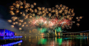 龍潭人的跨年煙火！龍潭大池跨年煙火音樂會「220秒水上煙火、火舞秀」嗨玩到明年，表演活動、交通資訊一次看。