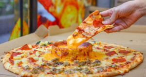 起司火山披薩半價！達美樂「起司火山四喜披薩」爆量熔岩起司醬超濃厚，16吋超大披薩、3種口味選擇帶你朝聖。